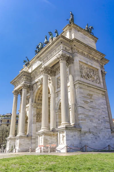 Arc de Triomphe (Arco della Pace) in het park Sempione in Milaan, ita — Stockfoto