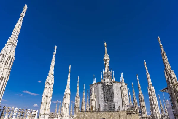 Terrazas en la azotea del Duomo de Milán en Italia — Foto de Stock