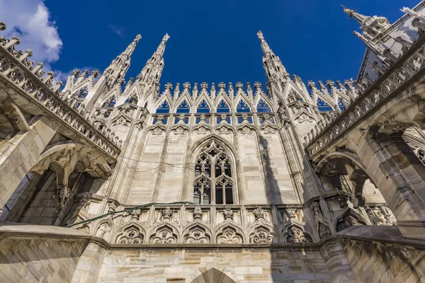 Terrasses sur le toit de Milan Duomo en Italie — Photo