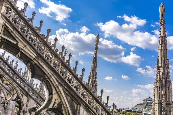 Terraços no último piso de Milão Duomo na Itália — Fotografia de Stock