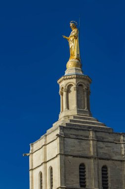 Avignon Notre-Dame des Doms katedralinde Meryem Ana heykelinin yakın çekim, Fransa