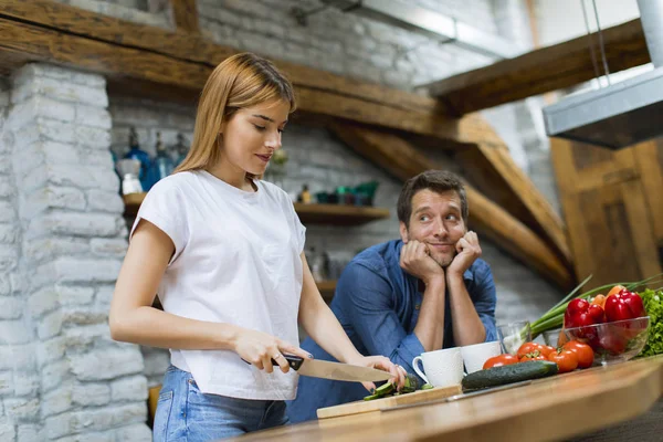 Adorável Jovem Casal Alegre Cozinhar Jantar Juntos Divertindo Cozinha Rústica — Fotografia de Stock