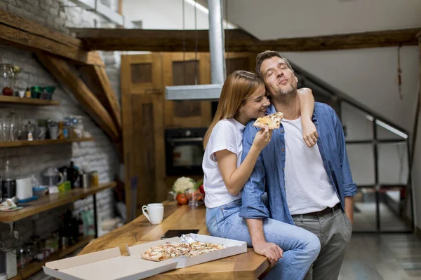 Jovem Casal Apaixonado Comer Pizza Por Sneck Casa Rústica — Fotografia de Stock