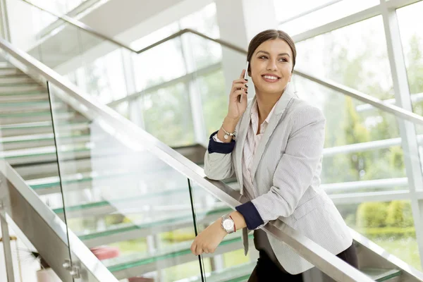 Mujer Negocios Bastante Joven Para Las Escaleras Oficina Uso Teléfono —  Fotos de Stock