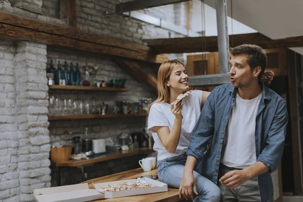 Pareja Joven Amor Comer Pizza Para Escote Casa Rústica — Foto de Stock