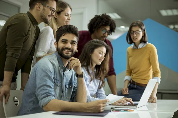 Gruppe Junger Multiethnischer Geschäftsleute Die Gemeinsam Kreativbüro Arbeiten Und Kommunizieren — Stockfoto