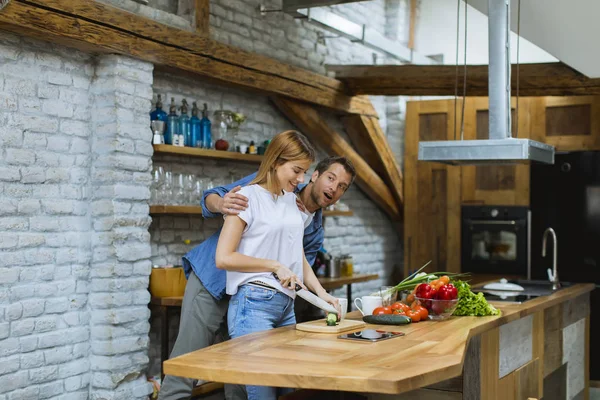 Güzel Neşeli Genç Çift Birlikte Akşam Yemeği Pişirme Rustik Mutfakta — Stok fotoğraf
