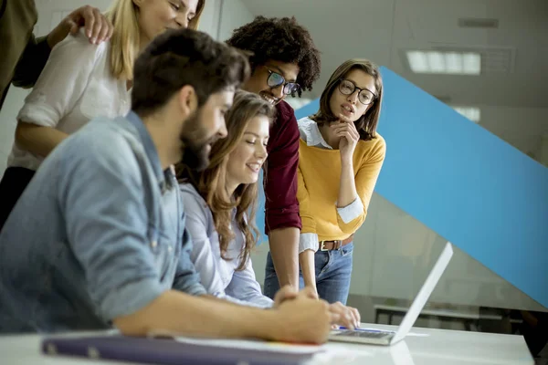 Gruppe Junger Multiethnischer Geschäftsleute Die Gemeinsam Kreativbüro Arbeiten Und Kommunizieren — Stockfoto