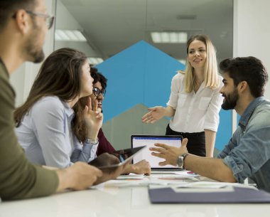 Pretty kadın takım lideri küçük başlangıç ofisinde insanların karışık ırk grubu ile konuşurken