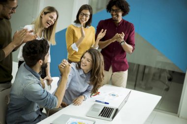 Modern ofis alanında buluşan başarılı genç işadamları