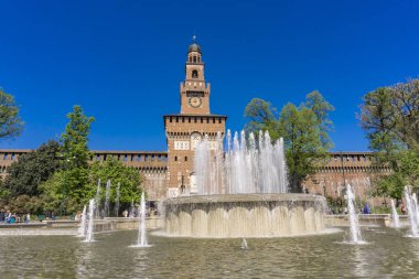 Milano, İtalya - 15 Nisan 2019: İtalya'nın Milano kentinde ki Sforza Kalesi önünde kimliği belirsiz kişiler. Bu 15..