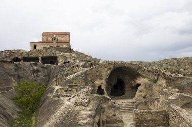 Gürcistan'da arka planda bazilika kilise ile Uplistsikhe mağara kenti görünümü