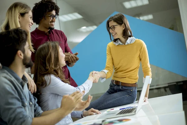 Gruppe Junger Start Mitarbeiter Interagiert Einem Tisch Und Gibt Sich — Stockfoto