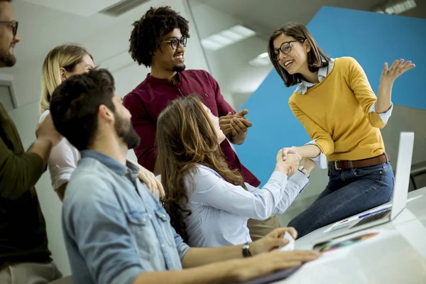 Gruppe Junger Start Mitarbeiter Interagiert Einem Tisch Und Gibt Sich — Stockfoto