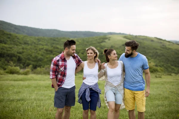 Gruppo Giovani Felici Che Camminano Nel Campo Estivo — Foto Stock