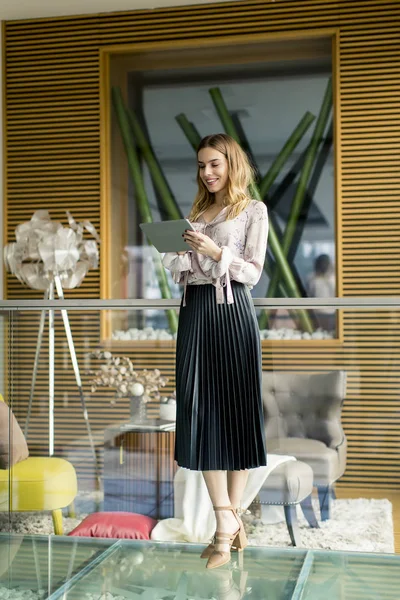 Attractive Young Businesswoman Using Digital Tablet While Standing Office — Stock Photo, Image