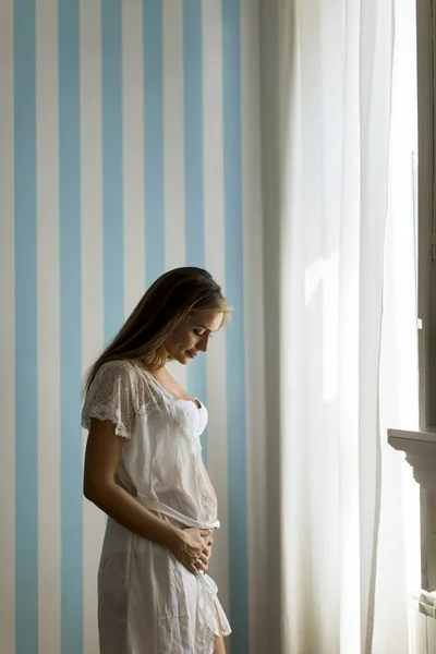 Mulher Grávida Muito Jovem Junto Parede Azul Despojada Sala Luz — Fotografia de Stock