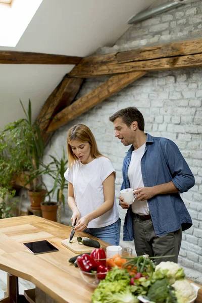 Adorável Jovem Casal Alegre Cozinhar Jantar Juntos Divertindo Cozinha Rústica — Fotografia de Stock