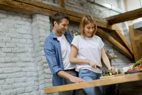 Preciosa Pareja Joven Alegre Cocinar Cena Juntos Divertirse Cocina Rústica — Foto de Stock