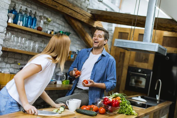 Preciosa Pareja Joven Alegre Cocinar Cena Juntos Divertirse Cocina Rústica —  Fotos de Stock