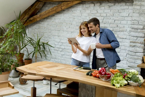 Preciosa Pareja Joven Alegre Cocinar Cena Juntos Buscando Receta Tableta — Foto de Stock