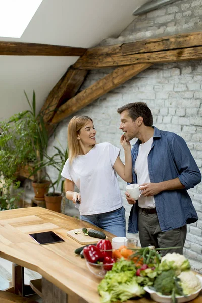 Preciosa Pareja Joven Alegre Cocinar Cena Juntos Divertirse Cocina Rústica — Foto de Stock