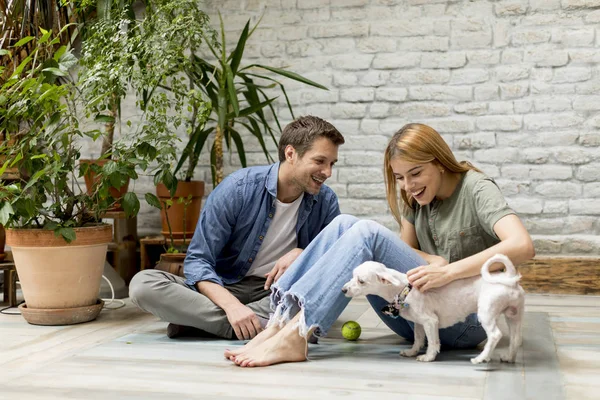 Lovely Young Couple Sitting Rustic Living Room Floor Playing Cute — Stock Photo, Image