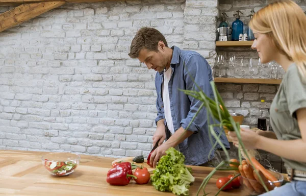 Современная Пара Чистки Резки Овощей Рынка Деревенской Кухне — стоковое фото