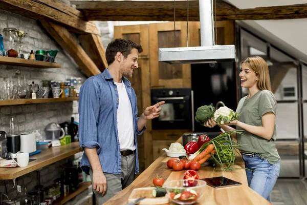 Pareja Moda Pelando Cortando Verduras Del Mercado Cocina Rústica — Foto de Stock