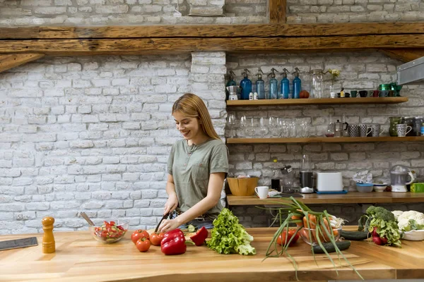 快乐的年轻女子在乡村公寓的阁楼厨房烹饪美味和健康的食物 — 图库照片