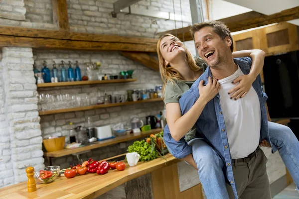 Charmant Jeune Couple Amuser Ensemble Cuisine Rustique — Photo