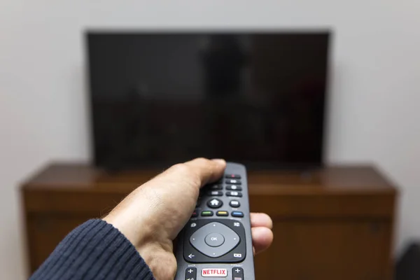 Belgrade Sérvia Maio 2019 Mão Segurando Controle Remoto Netflix Netflix — Fotografia de Stock