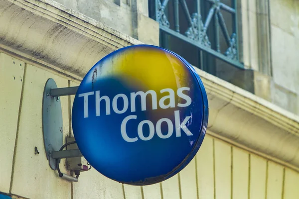 2019年4月29日 来自托马斯 库克位于法国尼姆的办公室门前的详细资料 托马斯 库克是一家英国全球旅游公司 — 图库照片