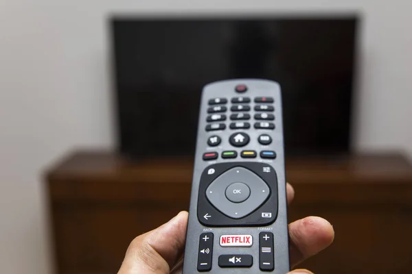 Belgrade Serbia Mayo 2019 Mano Sosteniendo Control Remoto Netflix Netflix — Foto de Stock