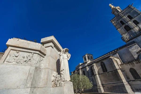 アヴィニョン フランス 2019年4月28日 アヴィニョン戦争記念碑 アヴィニョン フランスのジャルダン ドムでルモニュメントAuxモート 記念碑は1924年にルイ ボティネリーによって作られています — ストック写真