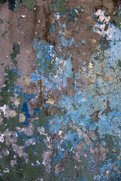 Bir arka plan dokusu olarak çatlaklar ile parça düşen mavi renkli badana ile eski duvar