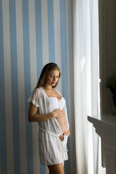 Pretty Ung Gravid Kvinna Stående Den Blå Strippad Vägg Rummet — Stockfoto