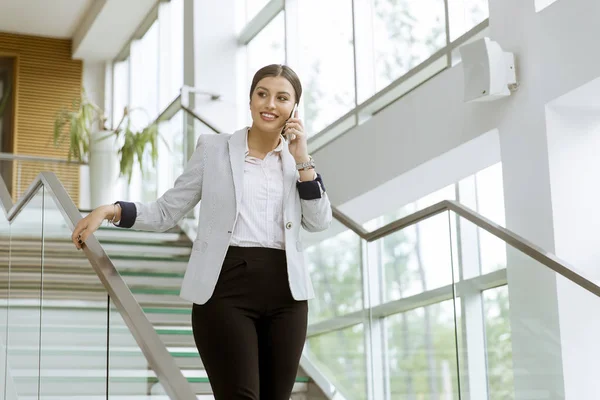 Hübsche Junge Geschäftsfrau Steht Auf Der Treppe Büro Und Benutzt — Stockfoto