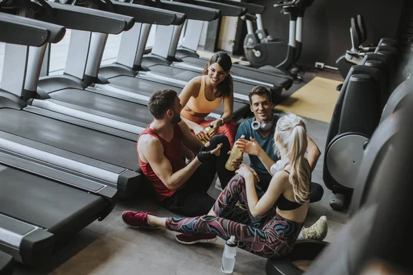 Gruppe Junger Menschen Sportkleidung Die Nach Dem Training Auf Dem — Stockfoto