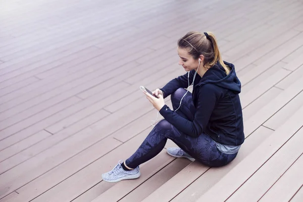 Giovane Donna Sportiva Utilizzando Cellulare Sedersi Sulle Scale All Aperto — Foto Stock