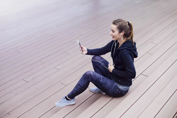 Giovane Donna Sportiva Utilizzando Cellulare Sedersi Sulle Scale All Aperto — Foto Stock