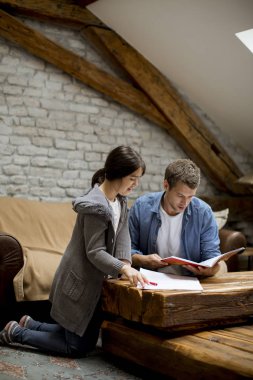 Mutlu aile baba ve çocuk kızı evde ev ödevi yapıyor