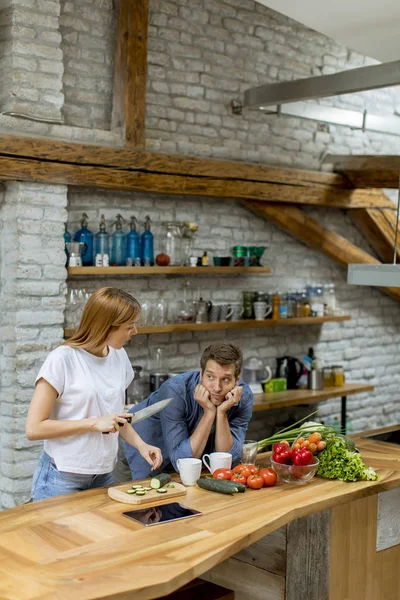 Krásný Veselý Mladý Pár Který Vaří Večeři Baví Rustikální Kuchyni — Stock fotografie