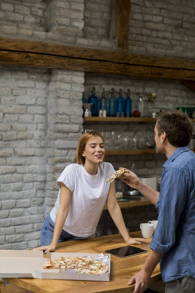Young Couple Love Eating Pizza Sneck Rustic Home — 스톡 사진