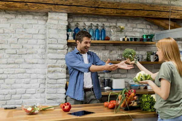 Pareja Moda Pelando Cortando Verduras Del Mercado Cocina Rústica — Foto de Stock