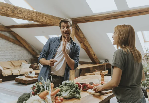 Pasangan Trendy Mengupas Dan Memotong Sayuran Dari Pasar Dapur Pedesaan — Stok Foto