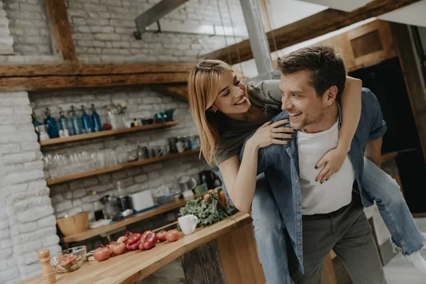 Adorável Jovem Casal Divertindo Juntos Cozinha Rústica — Fotografia de Stock