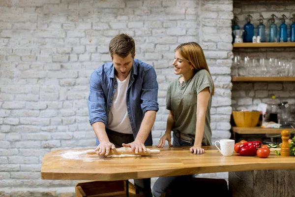 Mladý Pár Dort Pizza Rustikální Kuchyně Spolu — Stock fotografie