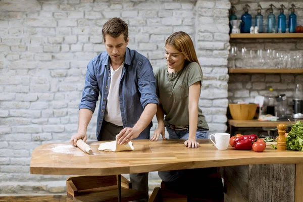 Jeune Couple Cuisson Pizza Dans Cuisine Rustique Ensemble — Photo