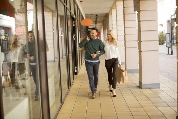 Retrato Pareja Joven Con Bolsas Papel Ciudad — Foto de Stock